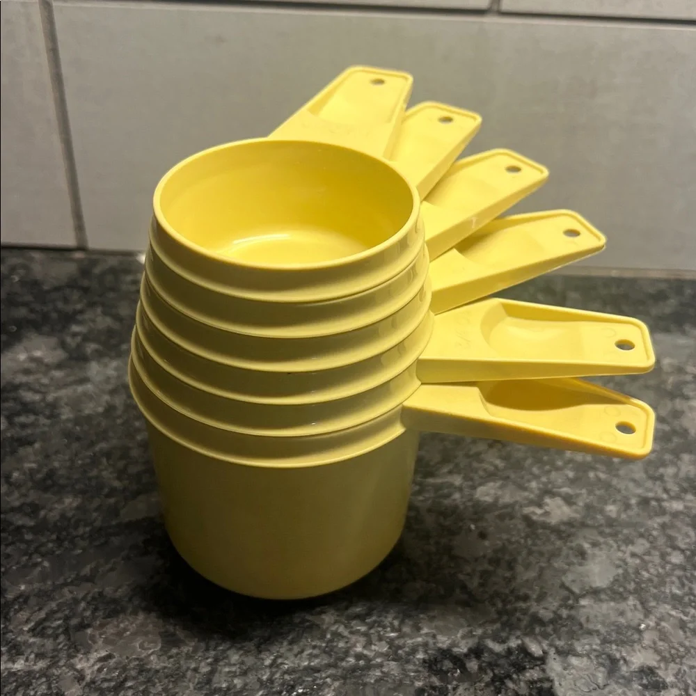 Vintage Set of 6 harvest gold Measuring Cups by Tupperware. Exc condition